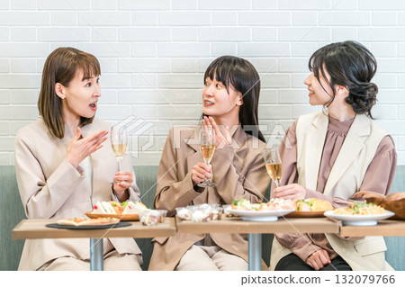 Businesswomen having dinner parties, drinking parties, and girls' gatherings at restaurants 132079766