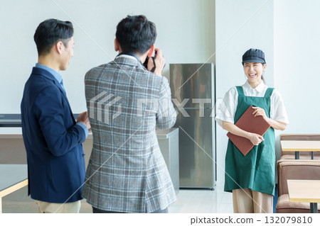 Female store clerk PR interview photography 132079810