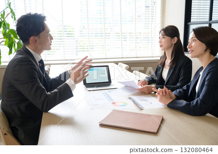 男人和女人在開會時看著電腦 男人和女人在開會時看著電腦 132080464