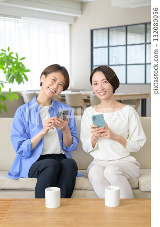 日本女性坐在沙發上聊天 日本女性坐在沙發上聊天 132080956