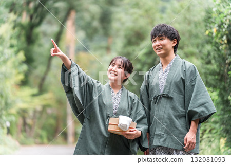 穿著浴衣去溫泉旅行的情侶 132081093
