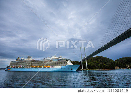 抵達長崎港的客船（海洋光譜號）經由女神橋[長崎市] 132081449