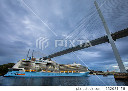 抵達長崎港的客船（海洋光譜號）經由女神橋[長崎市] 132081456