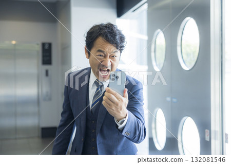 一名商人驚訝地看到智能手機 132081546