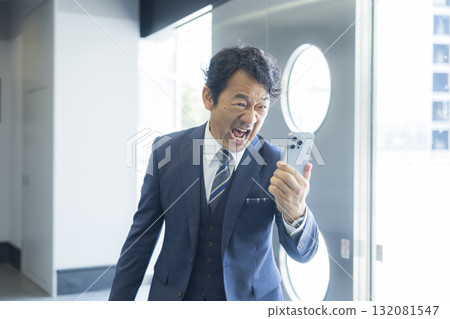 一名商人驚訝地看到智能手機 132081547