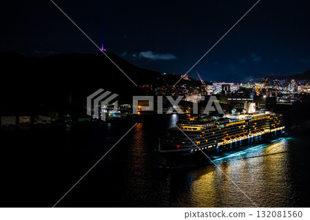 搭乘威斯特丹號遊輪從長崎港出發。女神橋的夜景被點亮了【長崎市】 搭乘威斯特丹號遊輪從長崎港出發。女神橋的夜景被點亮了【長崎市】 132081560