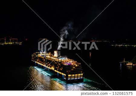 搭乘威斯特丹號遊輪從長崎港出發。女神橋的夜景被點亮了【長崎市】 搭乘威斯特丹號遊輪從長崎港出發。女神橋的夜景被點亮了【長崎市】 132081575