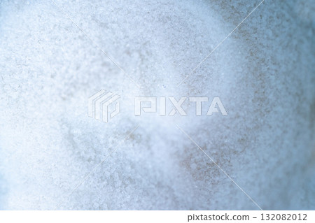Overhead photo of white grain with waves., ideal for 3D representations and gastronomic backgrounds.Sal o azucar esparcidas. 132082012