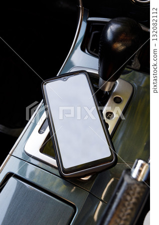 車內的智慧型手機 132082112