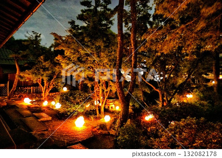 夜晚的花園被燈籠點亮 夜晚的花園被燈籠點亮 132082178