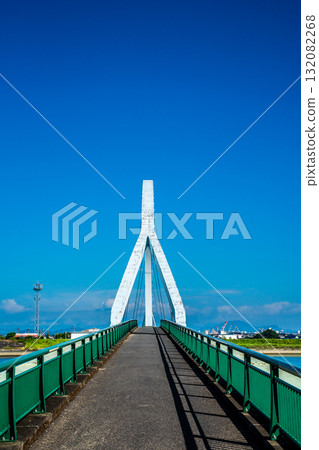 橫跨球磨川的金剛人行橋[熊本縣八代市] 132082268