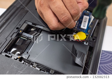 手持螺絲起子修理筆記型電腦 132082313