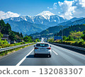 駕車穿越阿爾卑斯山 132083307