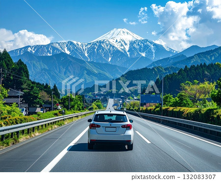 駕車穿越阿爾卑斯山 132083307