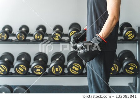 男子在健身房戴上拳擊手套 132083841
