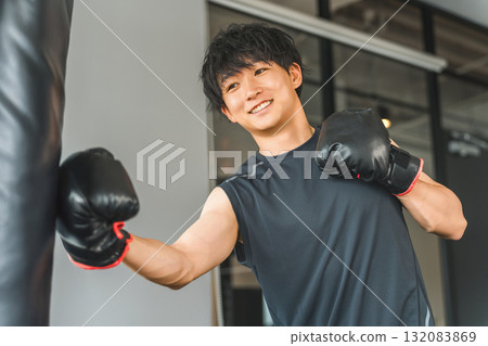 健身房，亞洲年輕男子在訓練館打沙袋 132083869