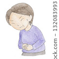 一位老年婦女痛苦地摀著肚子的插圖 132083993
