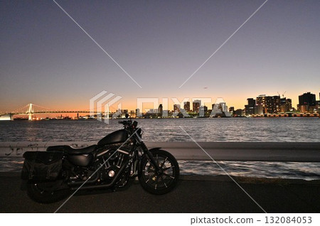 彩虹橋、大都會的夜景和美國摩托車 彩虹橋、大都會的夜景和美國摩托車 132084053