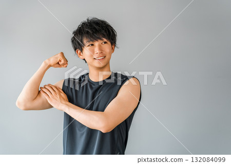 Young Asian man training at the gym 132084099