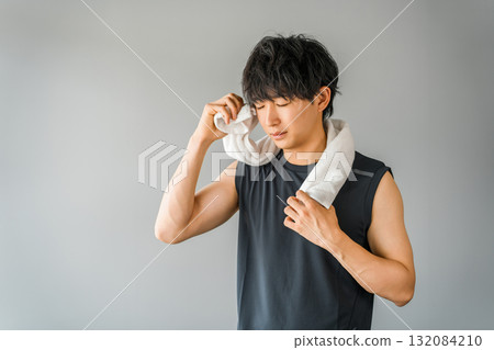 訓練館裡穿著運動服的年輕亞洲男子（疲憊、勞累） 132084210