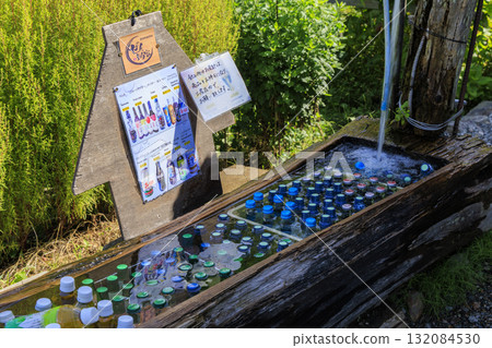 A traditional drink stand where you can cool your drinks with Shirakawa-go spring water 132084530