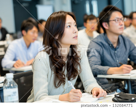 女學生表情嚴肅地聽大學講座 132084771