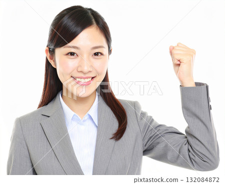 一個扮演膽量姿勢的年輕女子 132084872