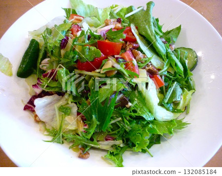 義大利沙拉，裡面有很多蔬菜 132085184