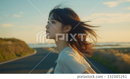 夕陽下行走的女人 夕陽下行走的女人 132085261