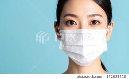 淺藍色背景中戴著面具的女人 132085328