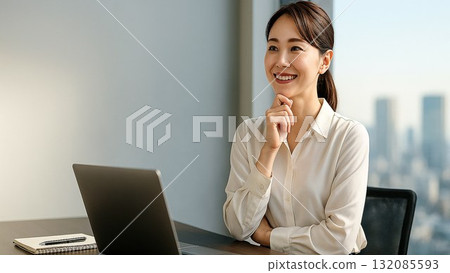 微笑的女商人在辦公室工作,配有筆記型電腦和影印空間 微笑的女商人在辦公室工作,配有筆記型電腦和影印空間 132085593