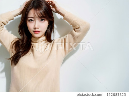一個刷頭髮的女人 132085823
