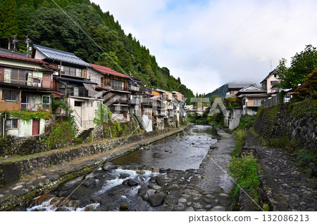 郡上八幡街景和吉田川 郡上八幡街景和吉田川 132086213
