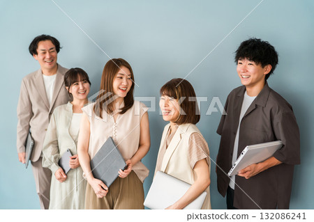 公司辦公室/辦公室休閒男女商人（創投公司/IT公司/團隊合作） 132086241