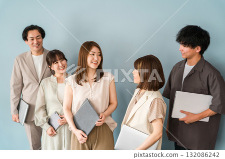 公司辦公室/辦公室休閒男女商人（創投公司/IT公司/團隊合作） 132086242