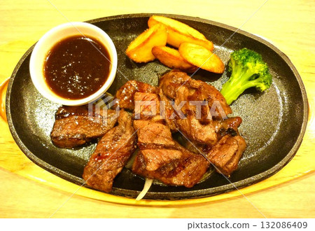 一份豐盛的牛排丁 132086409