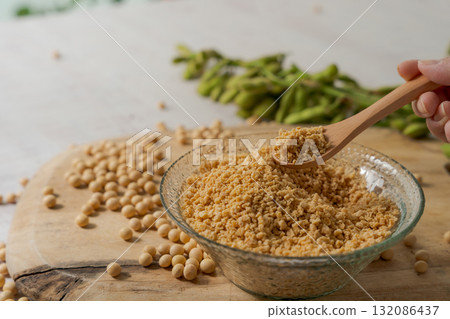Minced soybeans and vegetables Minced soybeans and vegetables 132086437