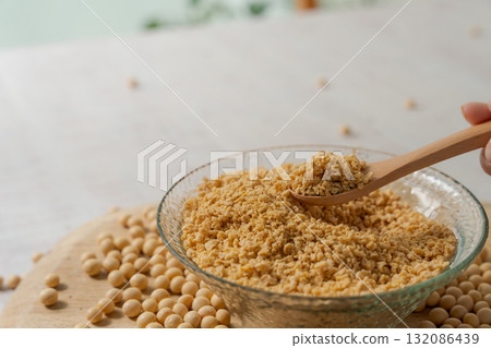 Minced soybeans and vegetables Minced soybeans and vegetables 132086439