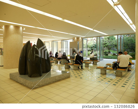 夏日清晨,金澤站Hospitality Dome地下廣場休息區的人們 夏日清晨,金澤站Hospitality Dome地下廣場休息區的人們 132086826
