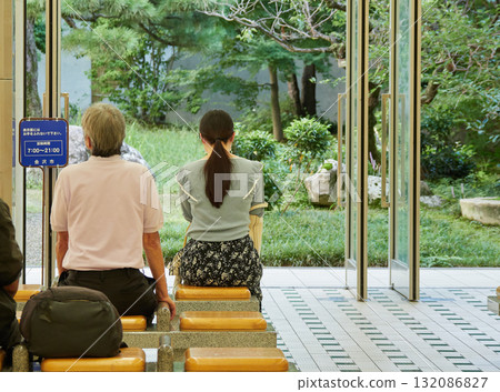 夏日清晨,金澤站Hospitality Dome地下廣場休息區的人們 夏日清晨,金澤站Hospitality Dome地下廣場休息區的人們 132086827