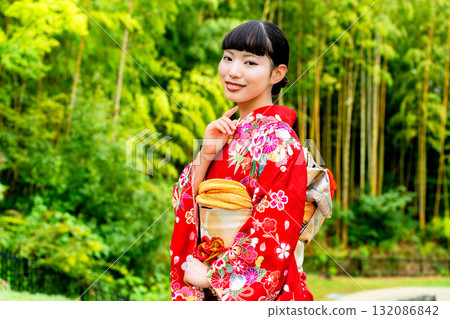 一位身穿振袖和服的日本女子站在竹林中 132086842