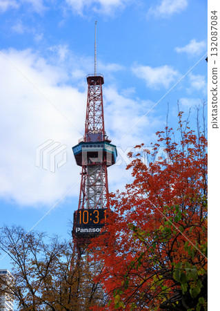 Autumn scenery of the radio tower in Sapporo Odori Park 132087084