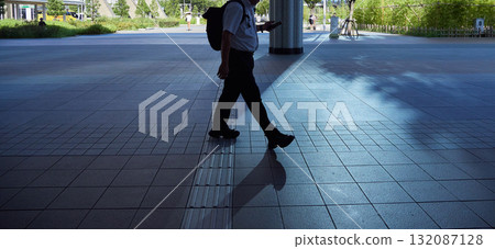 夏日清晨，上班族穿過金澤站西廣場 132087128