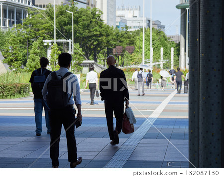 夏日清晨，上班族穿過金澤站西廣場 132087130