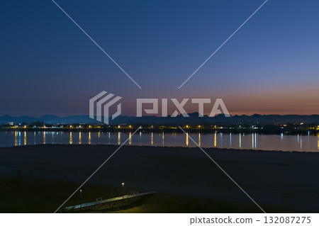 黎明時的湄公河、泰國和寮國 132087275