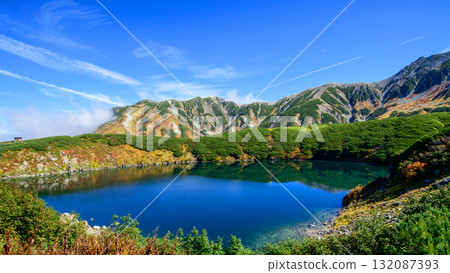 富山縣立山黑部阿爾卑斯山脈路線上的御庫裡池和立山山脈的壯麗景色 富山縣立山黑部阿爾卑斯山脈路線上的御庫裡池和立山山脈的壯麗景色 132087393