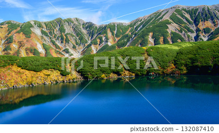 Autumn: Clear skies over the Tateyama mountain range and Mikurigaike Pond, Tateyama Kurobe Alpine Route, Toyama Prefecture 132087410