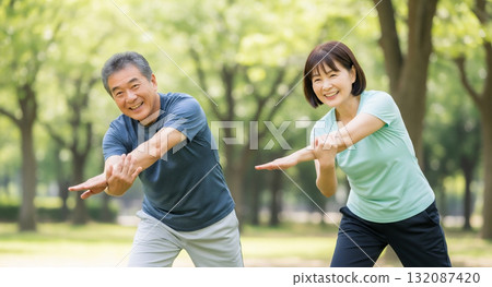 老年夫婦伸展運動 132087420