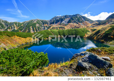 富山縣立山黑部阿爾卑斯山脈路線上的御庫裡池和立山山脈的壯麗景色 富山縣立山黑部阿爾卑斯山脈路線上的御庫裡池和立山山脈的壯麗景色 132087461