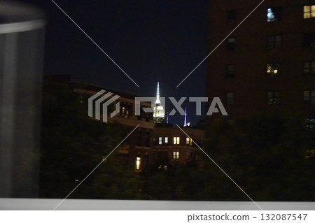 紐約:夜晚從城市遠眺帝國大廈 紐約:夜晚從城市遠眺帝國大廈 132087547